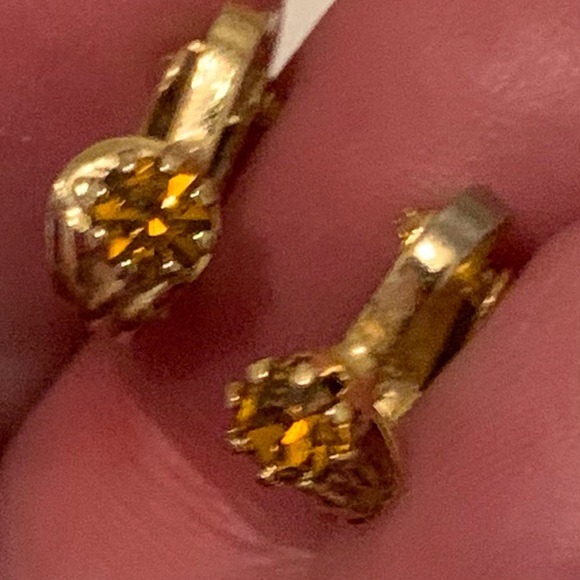 VINTAGE Clip Ons Earrings Topaz Color Stones
Clip On Gold Tone Earrings - Picture 5 of 16